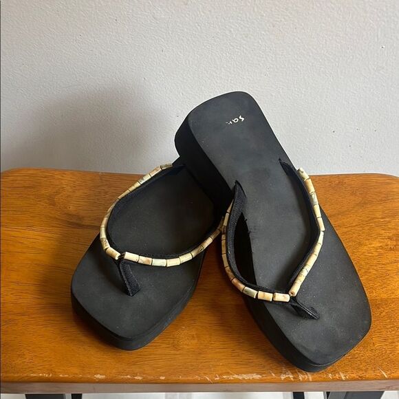 Women's Sanuk Black Platform Beaded Flip Flops/ Sandals Size 9 - Picture 1 of 6